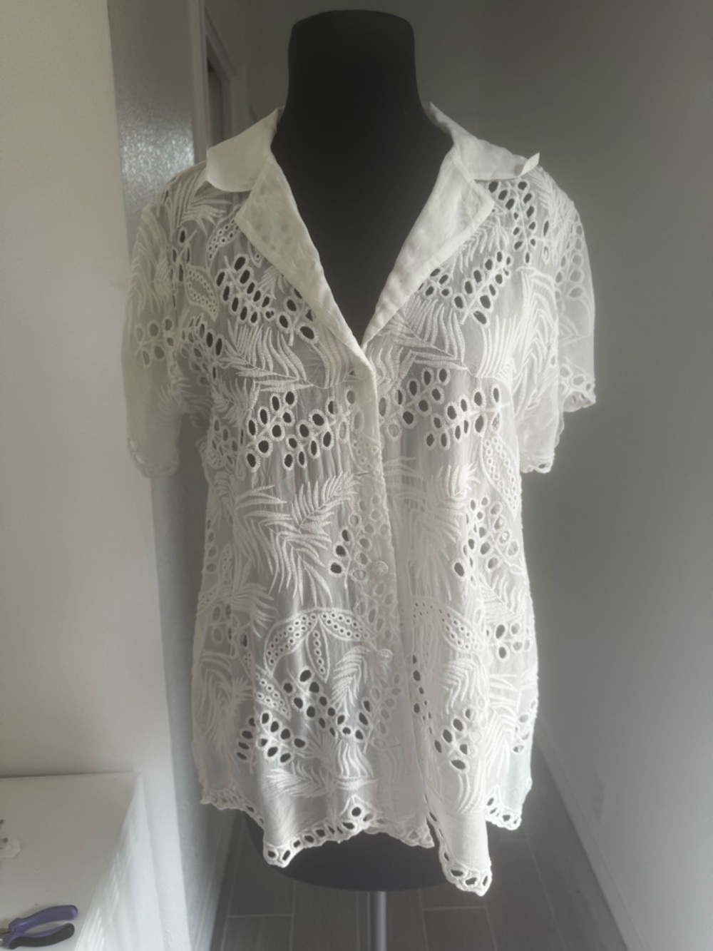Johnny was Small White Eyelet Lace Short-Sleeve Button Front Top